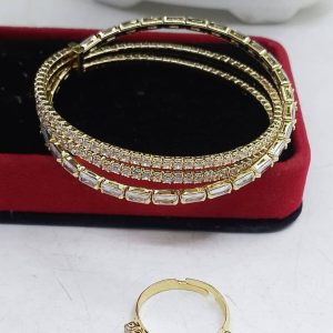 Mo Bracelets - Elegant Gold Bangle